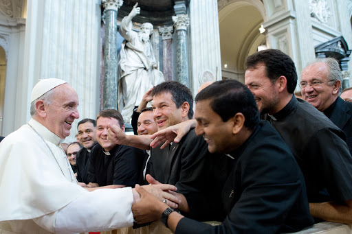 Papa Francisco saúda padres