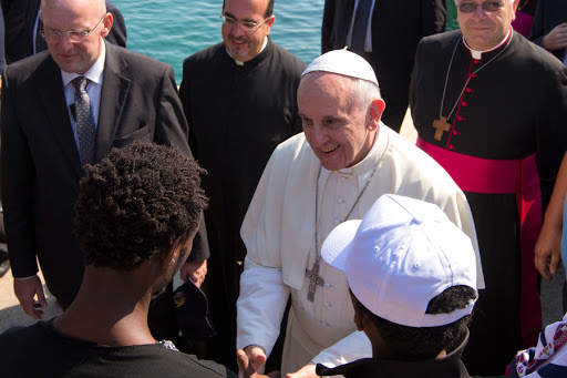 Pope Francis visits refugees at Jesuit center in Rome &#8211; pt