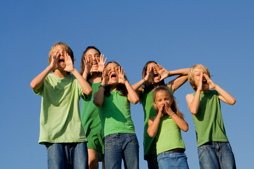 Group of children shouting &#8211; pt
