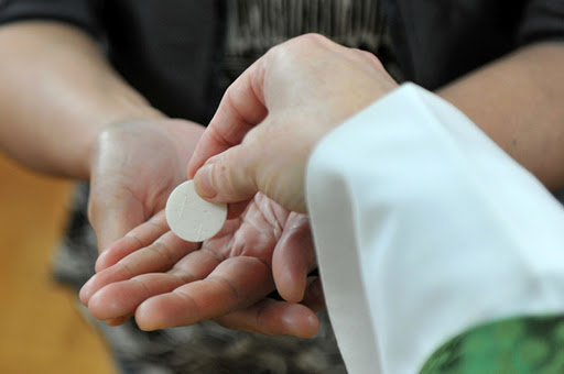 Receiving holy communion in the hand &#8211; pt