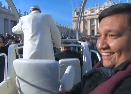 Pape François avec un ami en papamobile &#8211; pt
