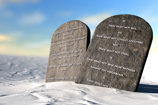 Two stone tablets with the ten commandments inscribed on them &#8211; pt