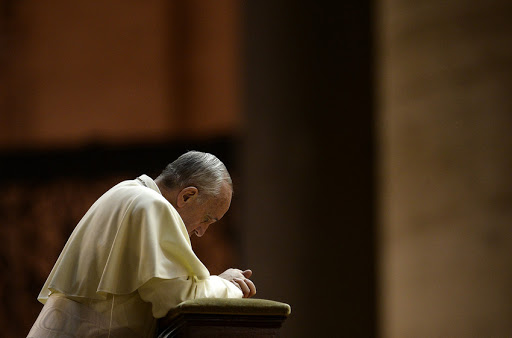 Pope Francis praying &#8211; pt