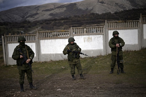 Armed men, believed to be Russian servicemen &#8211; Crimea &#8211; Ukraine &#8211; pt