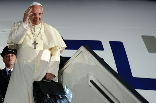 TEL AVIV, ISRAEL &#8211; MAY 26: Pope Francis waves as he departs at Ben Gurion International Airport &#8211; pt