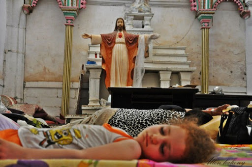 bimbi del Mussel dormendo in Chiesa &#8211; pt