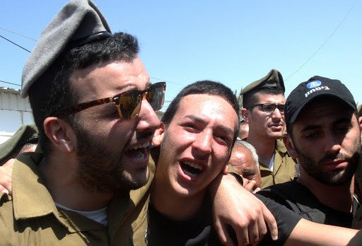 ISRAEL, NETIVOT : Israeli soldiers and friends mourn during the funeral of Israeli soldier &#8211; pt