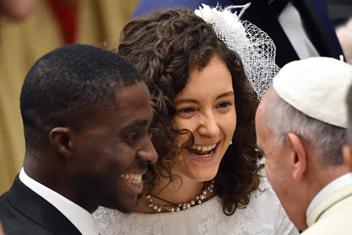Pope Francis (R) speaks with a young couple &#8211; pt