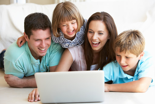 Young parents, with children, on laptop computer &#8211; pt