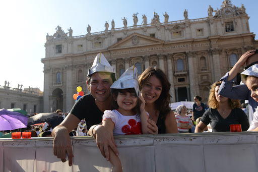 Family in St.Peter&#8217;s Square &#8211; pt