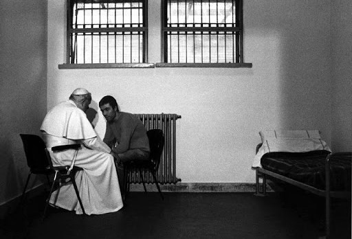 Pope John Paul visits Mehmet Ali Agca in jail &#8211; pt