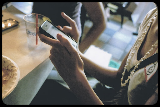 Texting and eating &#8211; Smart phone in Hand &#8211; © Daniel Schultz &#8211; pt