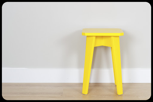 simple interior with a yellow stool and copy space on the wall © Fred Cardoso / Shutterstock &#8211; pt