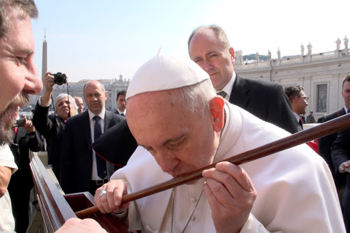 Pope Francis kisses the stick of Santa Teresa &#8211; pt