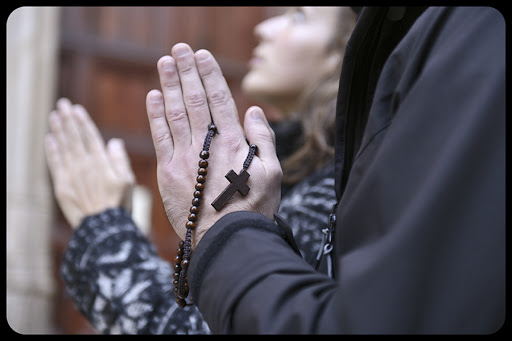 Couple praying with rosary in hand © Mangostock / Shutterstock &#8211; pt