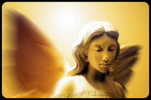 Angel with wings in front of heavenly light © Lane V. Erickson / Shutterstock &#8211; pt