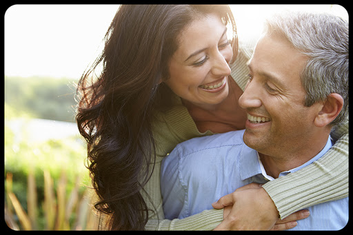 Loving Hispanic Couple In Countryside © Monkey Business Images / Shutterstock &#8211; pt