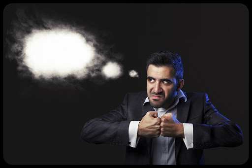 Angry business man thinking about revenge &#8211; © Cristi Kerekes / Shutterstock &#8211; pt