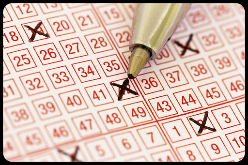 A lottery ticket with ticked numbers © Robert Lessmann / Shutterstock &#8211; pt
