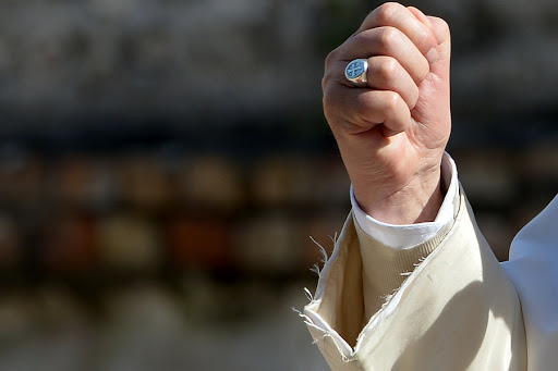 A detail of Pope Francis&#8217; cassock &#8211; AFP &#8211; pt