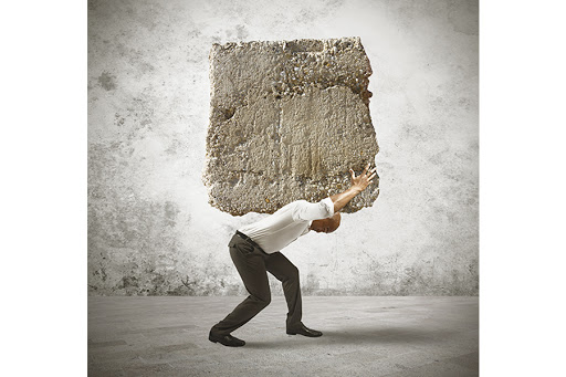 Concept of stress of a businessman with a big rock © Alphaspirit / Shutterstock &#8211; pt