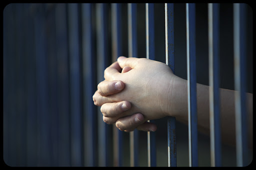 Prisoner hand in jail © Sakhorn / Shutterstock &#8211; pt