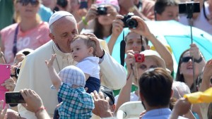 Pope Francis blesses a baby – AFP – pt