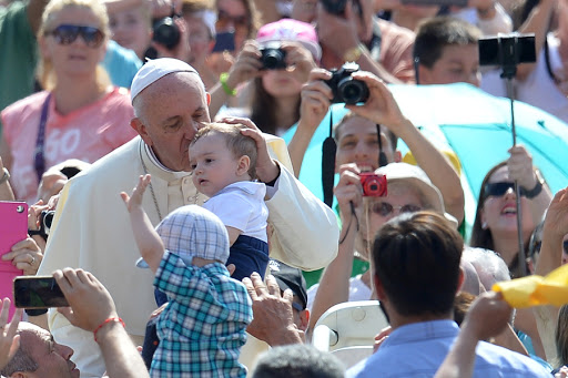 Pope Francis blesses a baby &#8211; AFP &#8211; pt