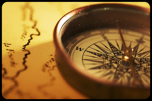 Compass on old map © Tischenko Irina / Shutterstock &#8211; pt