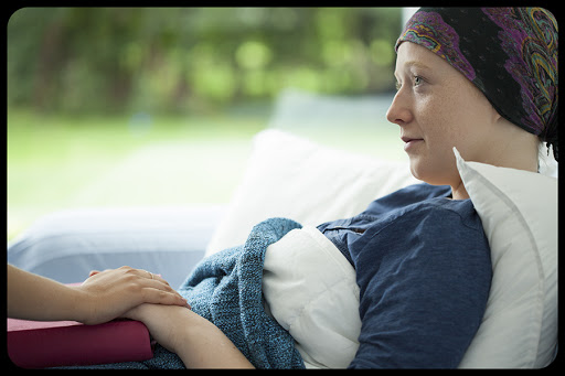 Cancer woman lying in bed © Photographee.eu / Shutterstock &#8211; pt