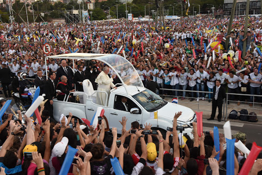 Papa Francisco saluda en el papa móvil. Paraguay &#8211; pt
