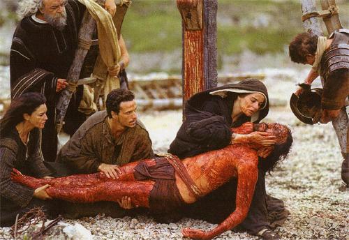 Maria recebe Jesus morto ao pé da cruz