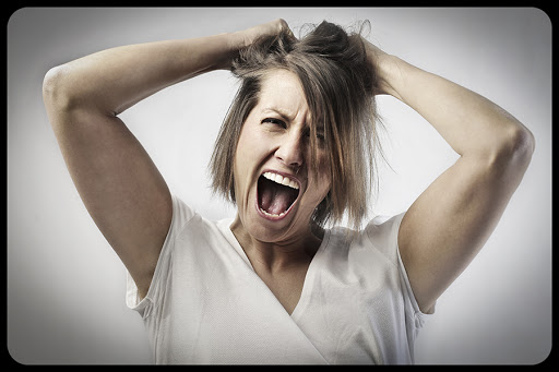 Angry woman screaming © Ollyy / Shutterstock &#8211; pt