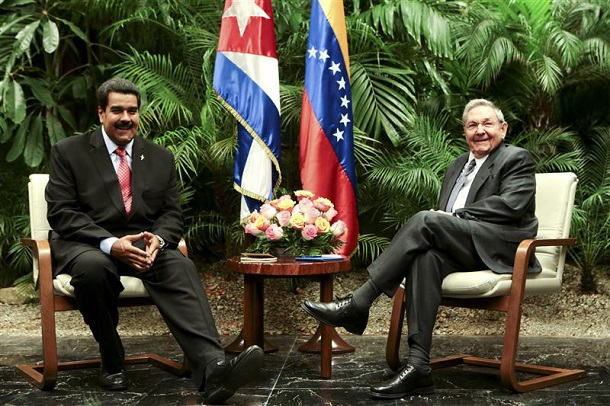 Venezuela's President Nicolas Maduro (L) speaks with Cuba's President Raul Castro during their meeting in Havana, in this picture provided by Miraflores Palace April 27, 2013. REUTERS/Miraflores Palace/Handout