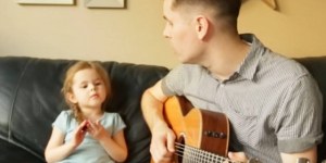 O vídeo do momento: pai e filha cantam tema de Toy Story e emocionam a internet