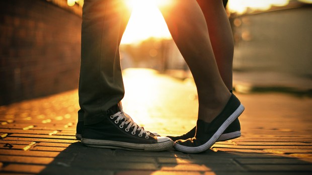 web-love-couple-sunset-shutterstock_137539508-solominviktor-ai