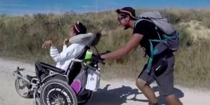 Dois irmãos, uma cadeira de rodas e um extraordinário Caminho de Santiago