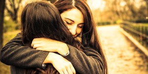 7 benefícios psicológicos dos abraços