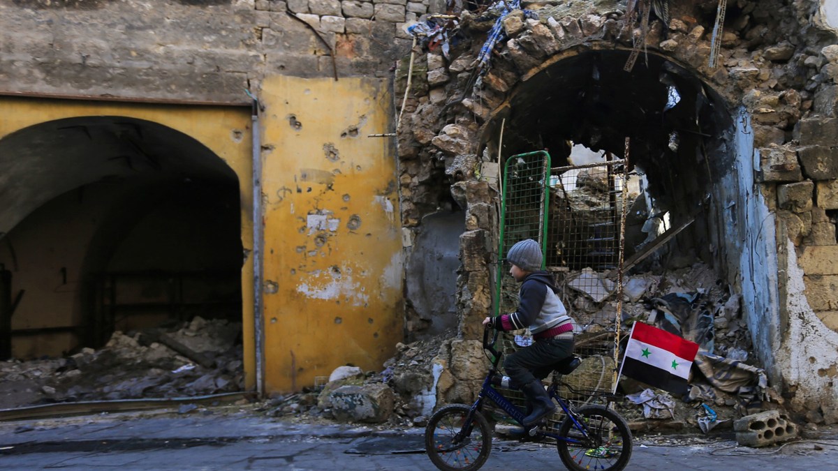 web-aleppo-syria-chlopiec-rower-flaga-ap-east-news