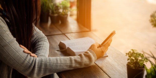 E se tratássemos a Bíblia como tratamos o nosso celular?