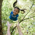 Família que adotou menina sem pernas nem braços mostra que o amor vence tudo