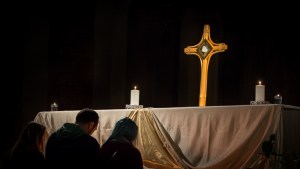 WEB—Prayer-vigil-Basilica-of-Sant’Eustorgio-Milan—©-Antoine-Mekary—ALETEIA-AM_7991