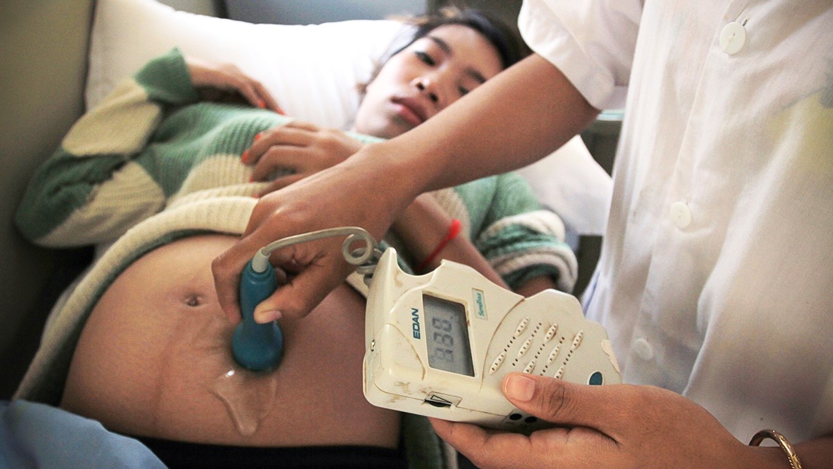 web-pregnant-woman-ultrasound-fetus-baby-pregnancy-chhor-sokunthea-world-bank-cc