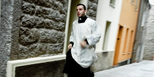 web-priest-running-late-mass-aleazzo-cc