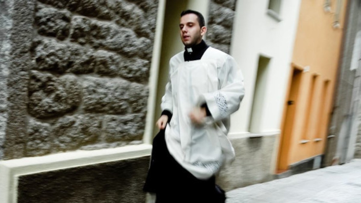 web-priest-running-late-mass-aleazzo-cc
