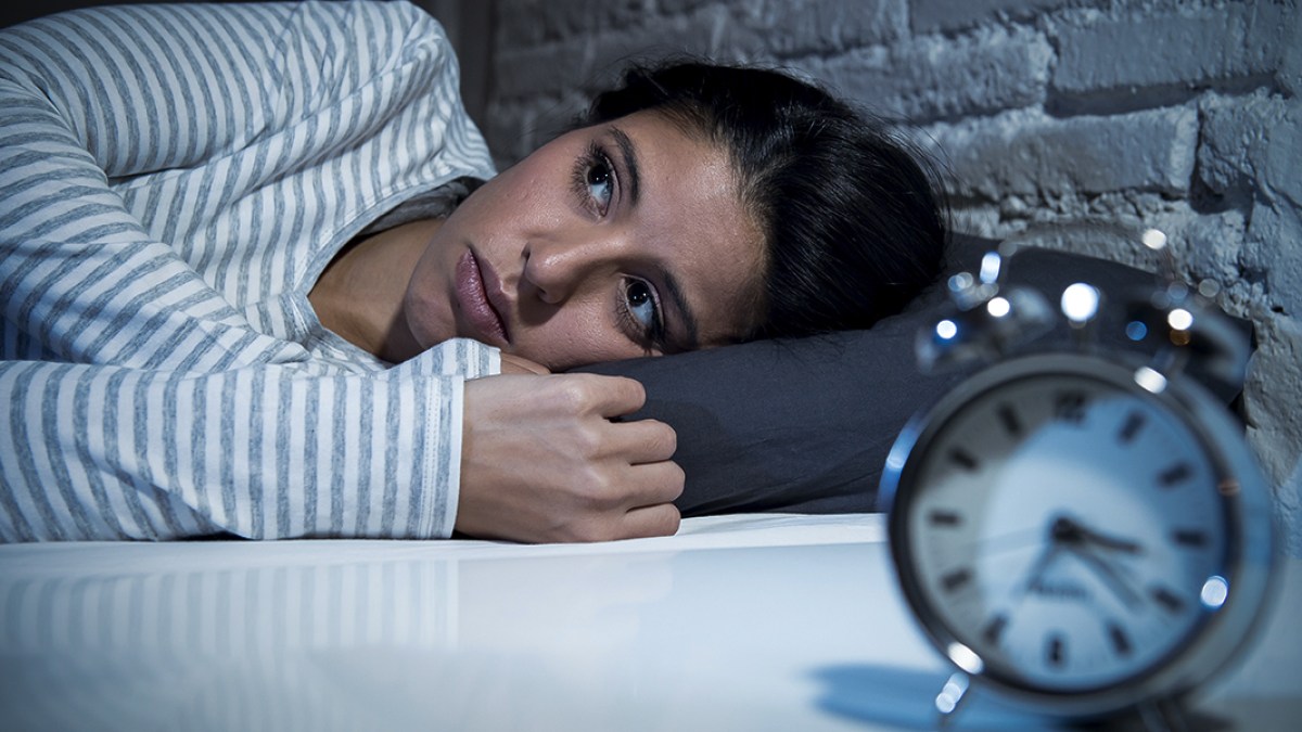 WEB-YOUNG-WOMAN-INSOMNIA-CLOCK-BED-LOOKING-UP-Marcos-Mesa-Sam-Wordley-Shutterstock_530558287