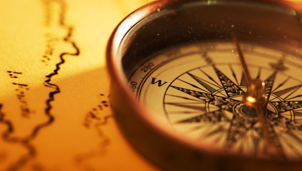 Bússola sobre um mapa