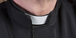 Como identificar um falso padre