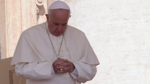 Pope Francis praying 2 – fr