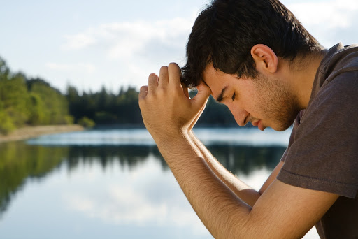 Man Praying &#8211; fr
